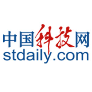 西安一轿车失控撞上公交站台