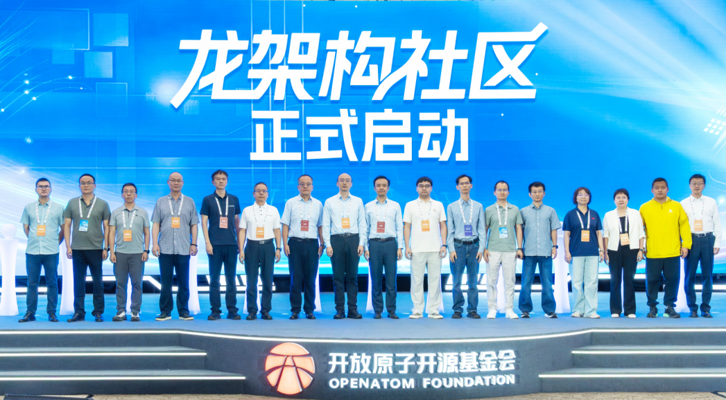 李强出席2026年夏季达沃斯论坛工商界代表座谈会
