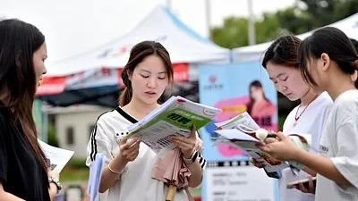 上海爷叔现身被大量股民围观