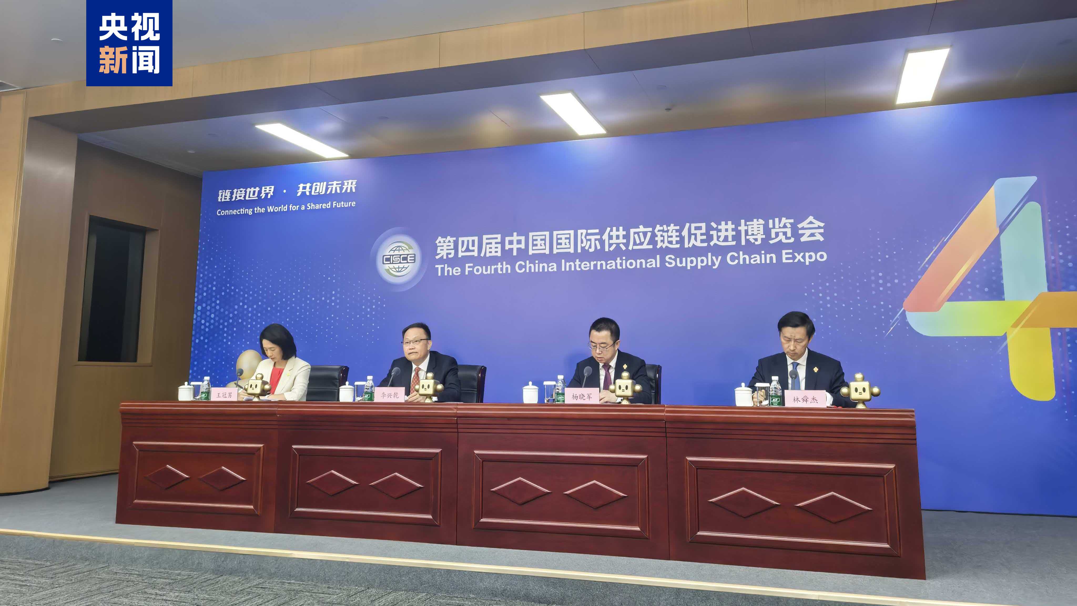 习近平等为受表彰的全国“两优一先”代表颁奖