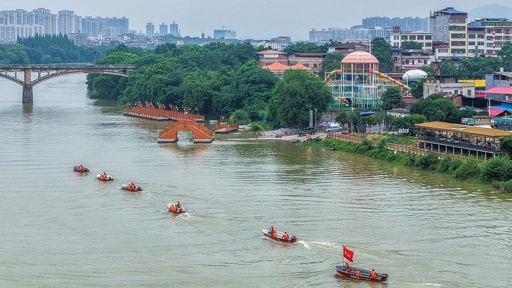 莽小五上树
